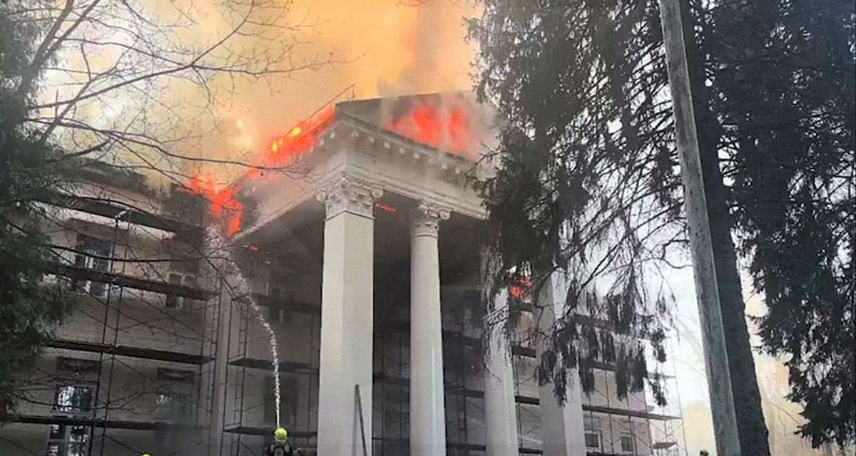 Крыша усадьбы «Узкое» загорелась во время реставрации, десятки рабочих успели выйти