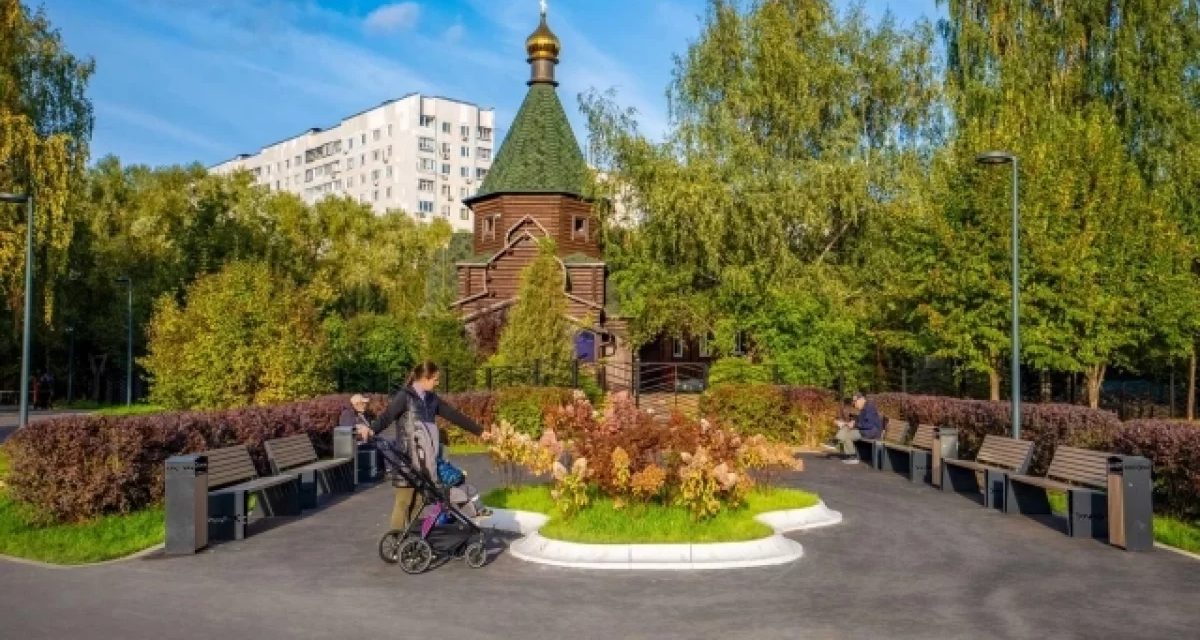 В Бибирево обновили «Этнографическую деревню»: у воды появились шезлонги, а на входе — резная арка
