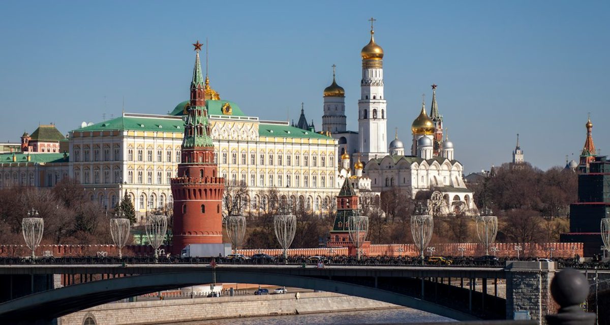 Иван Майт превратил небоскребы «Москва-Сити» в ситечко для чая