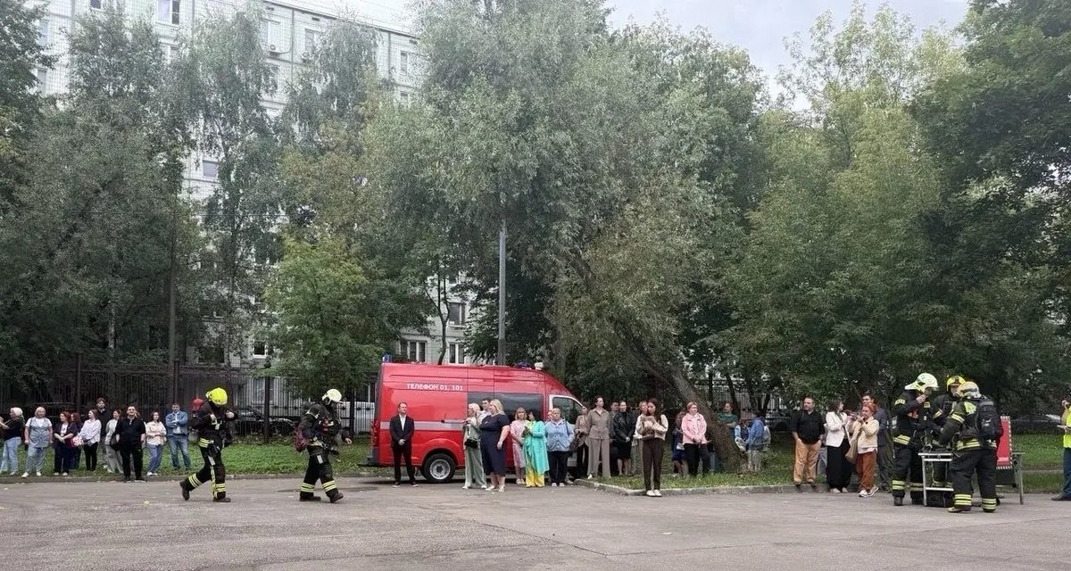 Пожарные провели учения в московской школе № 760