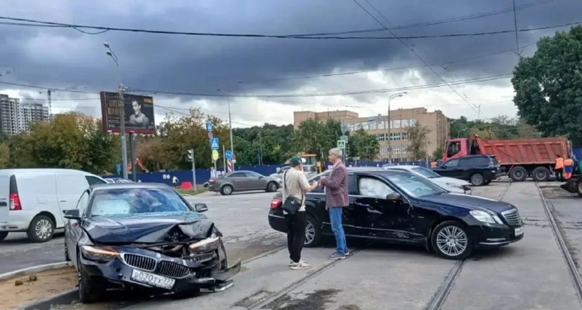 ДТП BMW и Mercedes задержало трамваи на 54 минуты и обойдётся виновникам более чем в 300 тысяч рублей