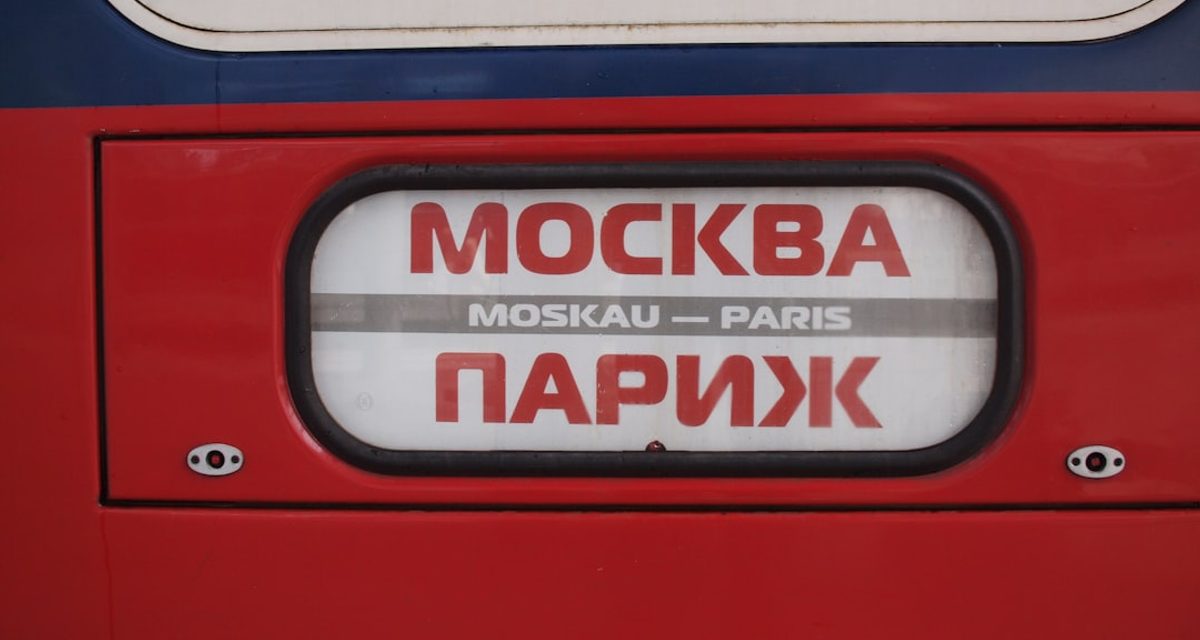 Колонна из 18 исторических трамваев разных поколений проехала по улицам Москвы