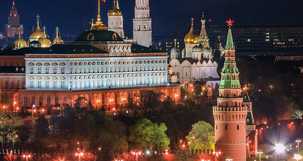 Сотни москвичей выстроились почти через весь Александровский сад ради концерта Андрея Малахова