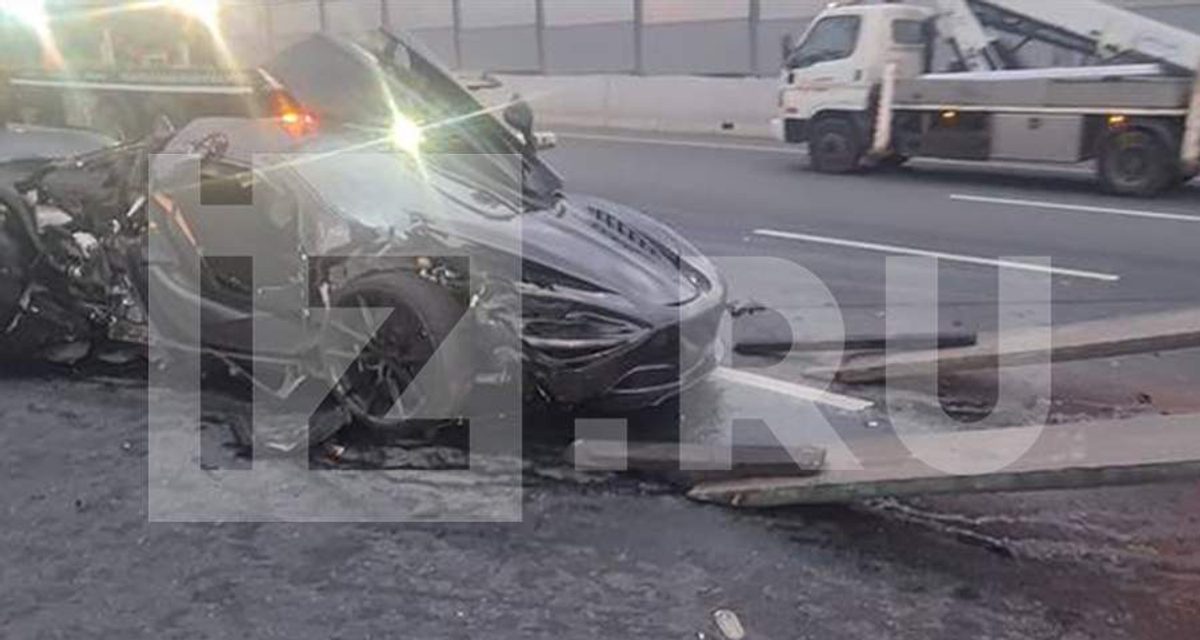 Спорткар McLaren столкнулся с «Газелью» на западе Москвы, обломки разлетелись по дороге