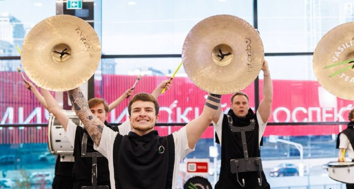 Барабанщики Vasiliev Groove устроили шоу с пакетами и баками в метро Москвы