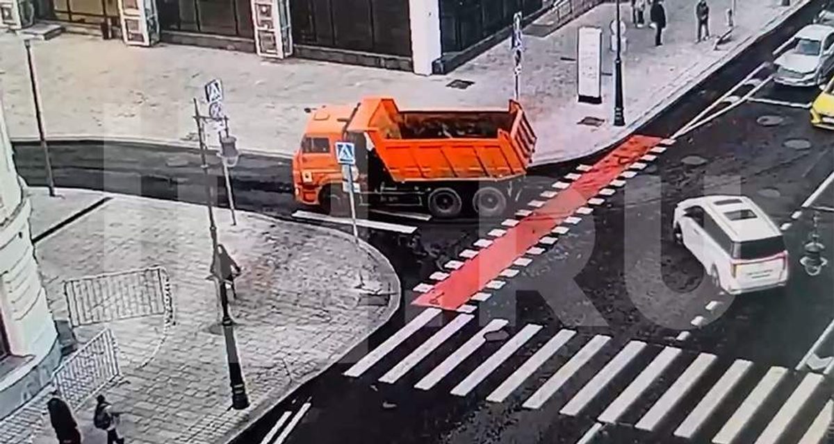 Грузовик сбил девушку на электросамокате на Малой Дмитровке